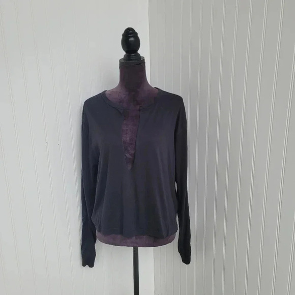 Under Armour Loose Heatgear Black Long Sleeve V Raw CutNeck Active TShirt Top XL - Picture 1 of 8